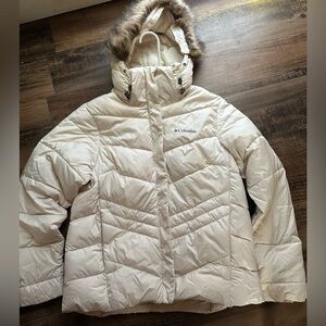 Women’s Columbia puffy white jacket.
